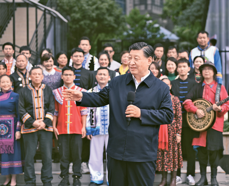 2023年12月14日至15日,中共中央總書記、國家主席、中央軍委主席習(xí)近平在廣西考察。這是14日上午,習(xí)近平在南寧市良慶區(qū)蟠龍社區(qū)考察時,同社區(qū)各族群眾親切交流。 新華社記者 燕雁/攝