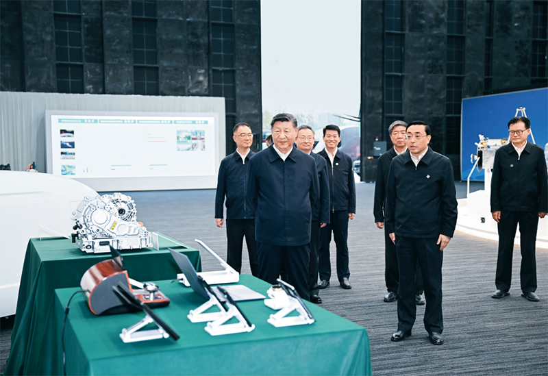 2024年10月17日至18日,中共中央總書記、國家主席、中央軍委主席習(xí)近平在安徽考察。這是17日下午,習(xí)近平在合肥濱湖科學(xué)城察看安徽省重大科技創(chuàng)新成果集中展示。 新華社記者 謝環(huán)馳/攝