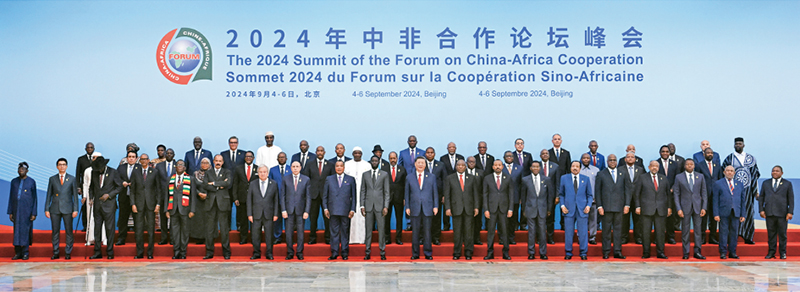 2024年9月5日上午,國家主席習(xí)近平在北京人民大會堂出席中非合作論壇北京峰會開幕式并發(fā)表主旨講話。這是開幕式前,習(xí)近平同出席峰會的外方領(lǐng)導(dǎo)人集體合影。 新華社記者 饒愛民/攝
