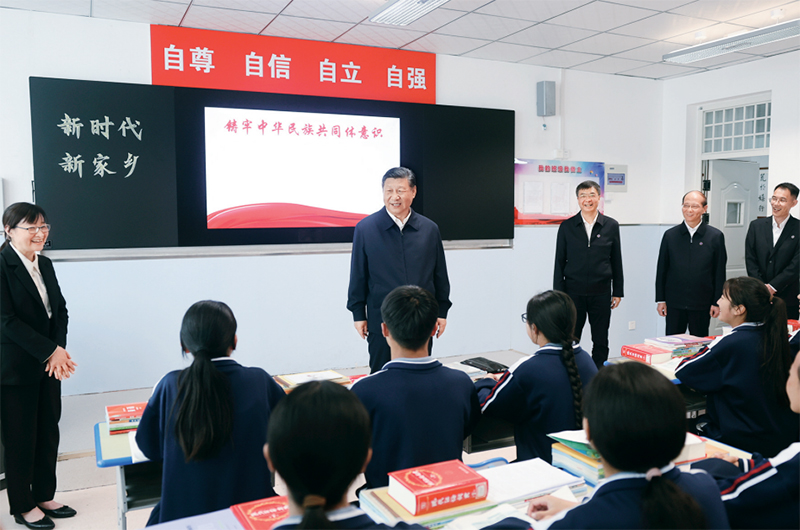 2024年6月18日至19日,中共中央總書記、國家主席、中央軍委主席習(xí)近平在青??疾臁_@是18日下午,習(xí)近平在果洛西寧民族中學(xué)高一(1)班觀摩“新時代、新家鄉(xiāng)”主題思政課。 新華社記者 鞠鵬/攝
